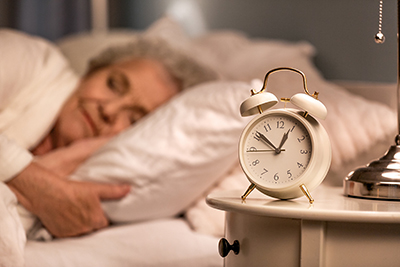 Seniorin schläft ruhig trotz Inkontinenz